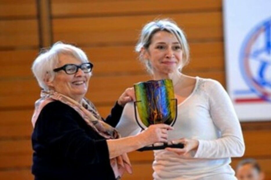 Remise de la Coupe par Mme Comont à Sabrina Biglione en 2018 Remise de la Coupe par Mme Comont à Sabrina Biglione en 2018